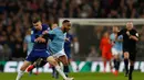 Raheem Sterling saat dijatuhkan Jorginho pada laga final Carabao Cup 2019 yang berlangsung di stadon Wembley, London, Senin (25/2). Man City menang 4-3 atas Chelsea lewat drama adu penalti. (AFP/Glyn Kirk)