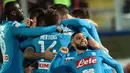 Para pemain Napoli merayakan gol yang dicetak Marek Hamsik ke gawang Crotone pada laga Serie A Italia di Stadion Ezio Scida, Crotone, Jumat (29/12/2017). Crotone kalah 0-1 dari Napoli. (AFP/Carlo Hermann)