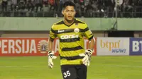 Daryoni, kiper ketiga Persija Jakarta yang diturunkan saat melawan Pusamania Borneo FC, Minggu (30/10/2016) di Stadion Manahan, Solo. (Bola.com/Romi Syahputra)