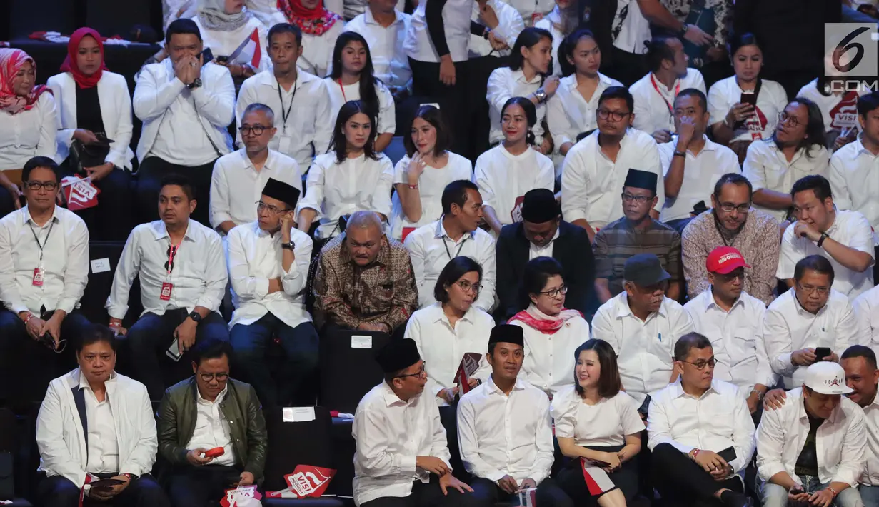 Sejumlah menteri kabinet kerja bersama tokoh partai politik duduk di panggung kehormatan untuk menyaksikan pidato Visi Indonesia yang akan disampaikan Presiden/Wakil Presiden terpilih 2019-2024, Joko Widodo dan KH Ma’ruf Amin di SICC, Kab Bogor, Minggu (14/7/2019). (Liputan6.com/Helmi Fithriansyah)