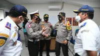 akorlantas Polri Irjen Pol Istiono melakukan pengecekan kesiapan pengamanan libur natal dan tahun baru 2021 di terminal Pulo Gebang, Jakarta Timur, Selasa (22/12/2020).