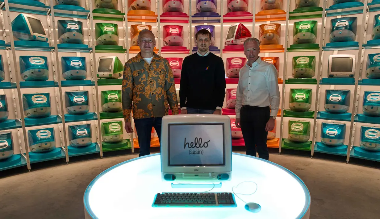 Pameran ini menampilkan ruang bertema interaktif, dan sejarah mendalam perjalanan Apple dari sebuah garasi hingga raksasa teknologi, berlokasi di The Wall. Tampak dalam foto, para pendiri museum, Ed Bindels, Luuk de Rijk, dan Antonie de Kok, dari kiri, berpose di Museum Apple yang baru, yang menelusuri 50 tahun inovasi merek ikonik tersebut, di Utrecht, Belanda, Rabu, 1 April 2026. (AP Photo/Peter Dejong)