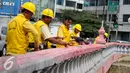 Sejumlah pekerja melakukan pengecatan Jembatan Merah di Jalan Pangeran Jayakarta, Jakarta, Selasa (27/12). Perawatan Jembatan dilakukan di sejumlah wilayah ibukota dan untuk memberikan kenyamanan bagi pengguna jembatan. (Liputan6.com/Gempur M. Surya)
