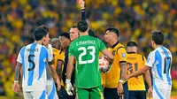 Kartu merah mewarnai laga Argentina versus Ekuador di Kualifikasi Piala Dunia 2026 Zona Conmebol. (Rodrigo BUENDIA / AFP)