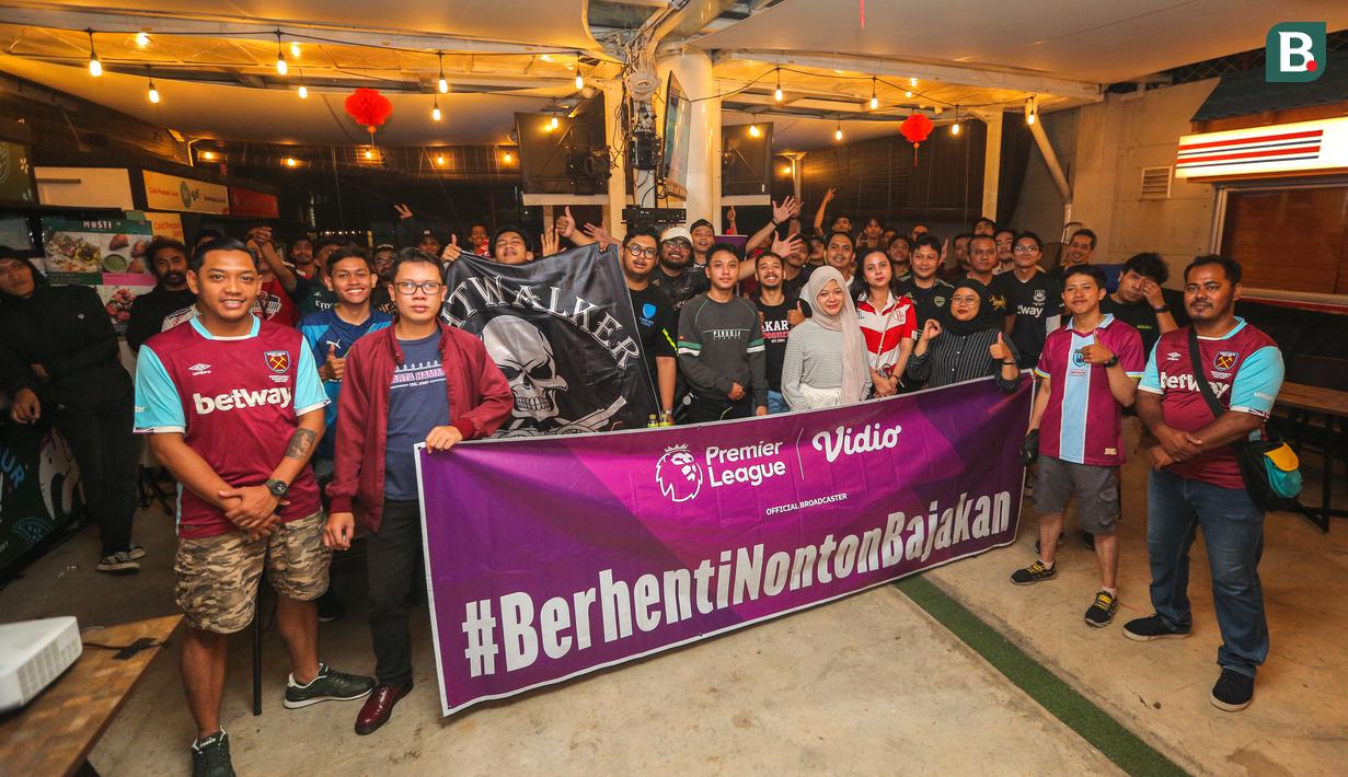Fans Arsenal dan West Ham berfoto bersama setelah Roaring Night Liga Inggris yang berlangsung di Triboon, Cilandak, Jakarta Selatan, Minggu (11/02/2024) malam WIB. (Bola.com/Bagaskara Lazuardi)
