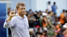 Pelatih Persija Jakarta, Sergio Farias, saat menghadiri sesi latihan di Lapangan Sutasoma, Jakarta, Jumat (17/1/2020). Pria asal Brasil ini akan memimpin pasukan Macan Kemayoran untuk mengarungi Liga 1 musim depan. (Bola.com/M Iqbal Ichsan)