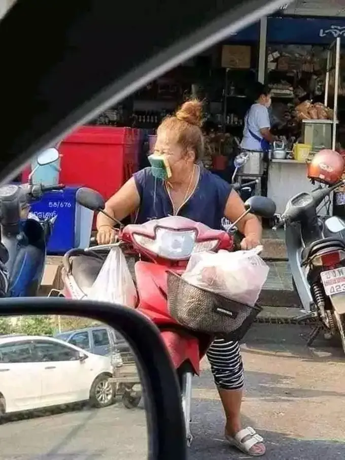 11 Potret Cewek Naik Motor yang Punya Beragam Aksi Nyeleneh, Bikin