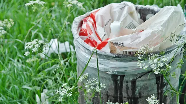 Ilustrasi sampah plastik