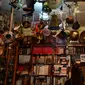 Sejumlah pengunjung mencari barang antik yang dipajang di toko milik Manuel Mosquera di "Pulgas' Market'' di Pamplona, Spanyol utara, (2/3). (AP Photo/Alvaro Barrientos)