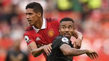 Erik ten Hag mempercayakan Raphael Varane mengisi pos bertahan Manchester United bersama Lisandro Martinez. Kontribusinya cukup memuaskan dengan membuat 2,4 tekel sukses dan 4,8 sapuan per laga. Ia juga mampu memenangkan 2 duel udara per laga. Raphael Varane mendapatkan rating sebesar 6,84 oleh Whoscored. (AFP/Oli Scarff)