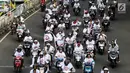 Relawan capres dan cawapres nomor urut 01 Joko Widodo atau Jokowi dan Ma'ruf Amin menggelar konvoi menuju lokasi debat Pilpres 2019 di Jakarta, Minggu (17/2). Massa berkonvoi menggunakan sepeda motor, bus, dan truk. (Liputan6.com/JohanTallo)