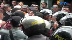 Polisi berusaha menenangkan sejumlah sopir dan pengemudi angkutan online yang menggelar aksi protes di tempat pembuatan SIM A Umum massal.