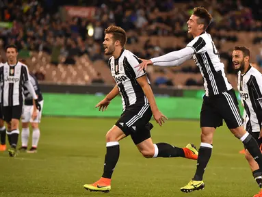 Para pemain Juventus merayakan gol Carlos Blanco (kiri) saat melawan Melbourne Victory pada ajang International Champions Cup football di Melbourne, (23/7/2016). (AFP/Paul Crock)