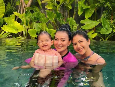 Asmirandah dan Jessica Mila diketahui sudah bersahabat cukup lama. Meski kini Asmirandah sudah dikaruniai anak, tak mengurangi momen hangat antara dua bintang sinetron Indonesia ini ketika bersama. Sudah seperti saudara dengan Asmirandah, tak heran jika artis berusia 30 tahun ini sangat dekat dengan Baby Chloe. (Liputan6.com/IG/@jscmila)