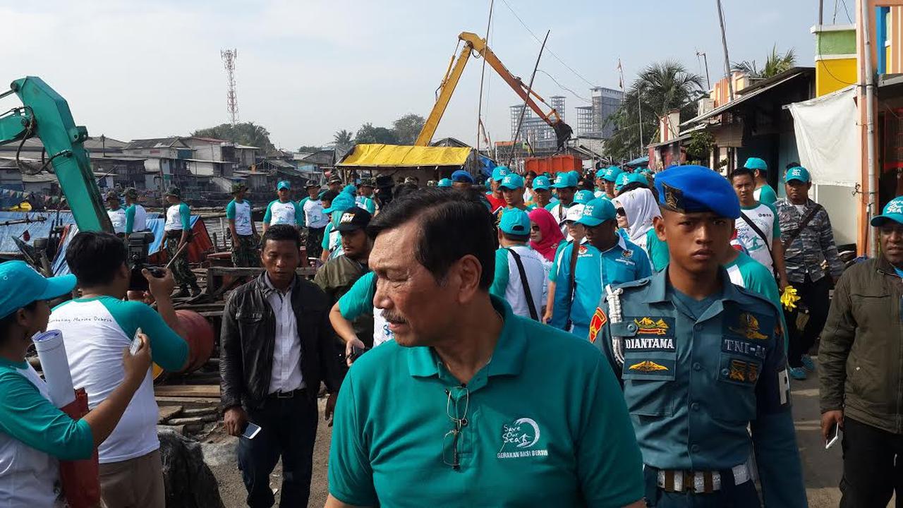 Menteri Koordinator Bidang Kemaritiman Luhut Binsar Pandjaitan menghadiri Gerakan Aksi Bersih di kampung nelayan Cilincing, Jakarta, Sabtu (6/5/2017). (Liputan6.com/Pebrianto Eko Wicaksono)