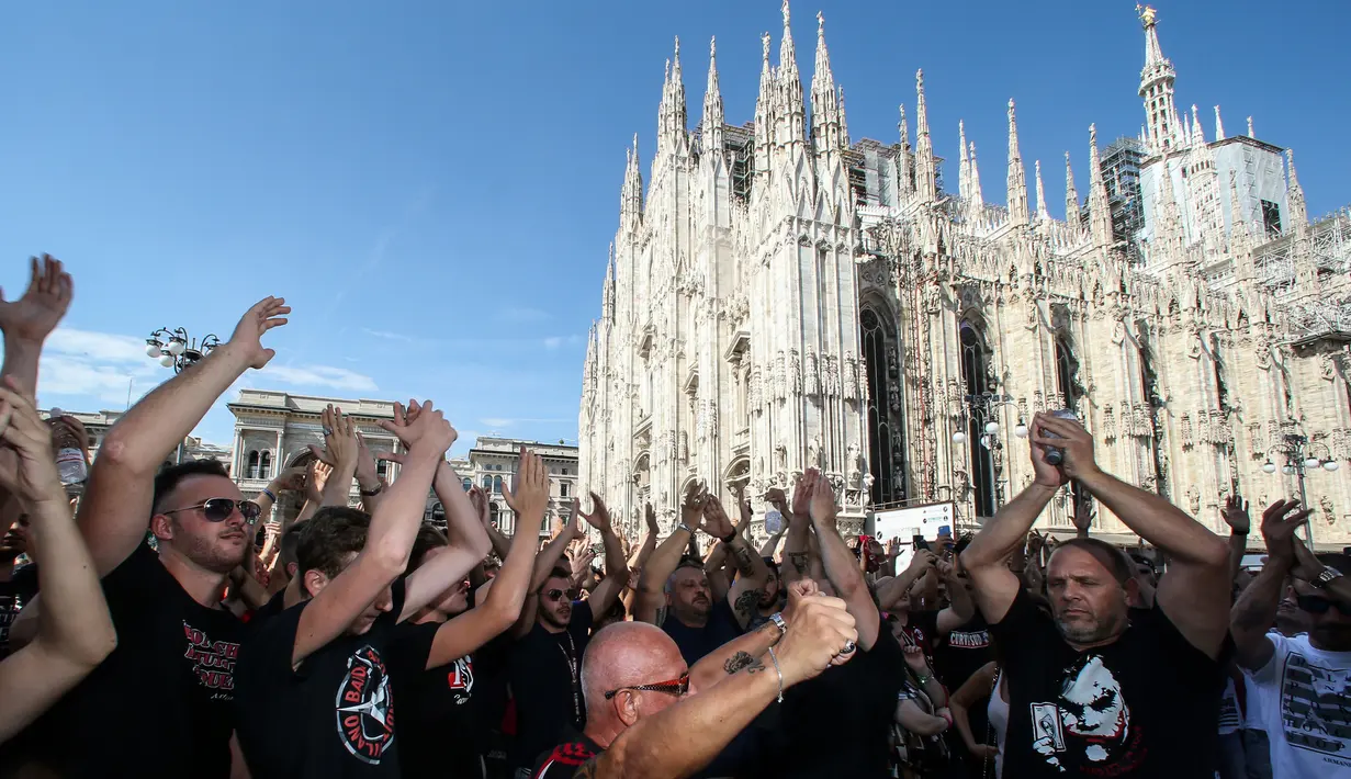 Sejumlah Suporter AC Milan menyapa pemain barunya Gonzalo Higuain dan Mattia Caldara di alun-alun pusat Milan Piazza Duomo (3/8). Higuain dan Caldara didapatkan Milan dari Juventus. (AFP Photo)