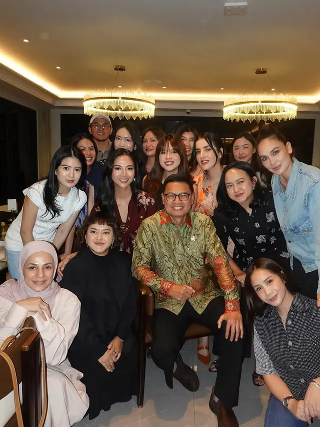 Potret Tasya Farasya Bukber dengan Para Owner Skincare (credit: instagram/tasyafarasya)