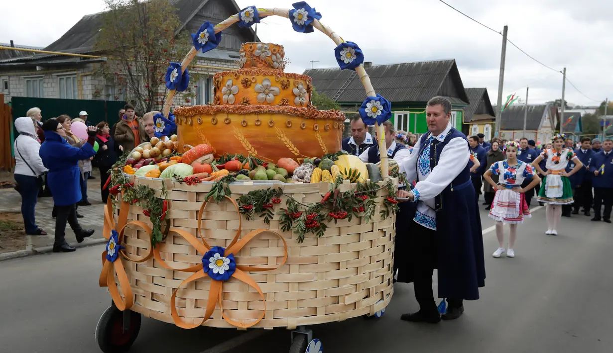 Sebuah gerobak besar berisi berbagai jenis sayuran hadir saat Festival Dozynki di Minsk, Belarusia, Minggu (7/10). Festival Dozynki merupakan bentuk syukur para petani karena hasil panennya yang melimpah. (AP Photo/Sergei Grits)