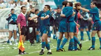 Diego Maradona (depan) merayakan gol Timnas Argentina ke gawang Yunani pada laga perdana Grup D Piala Dunia 1994 di&nbsp;Foxboro Stadium, Foxborough, 21 Juni 1994. Dalam duel itu, Argentina menang 4-0 atas Yunani. (AFP/Daniel Garcia)