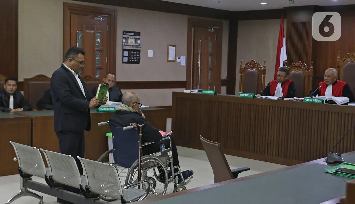 Terdakwa Kivlan Zen diambil sumpahnya saat memberikan kesaksian dalam sidang kasus kepemilikan senjata api ilegal di Pengadilan Negeri Jakarta Pusat, Selasa (7/1/2020). Kivlan menjadi saksi untuk terdakwa Habil Marati atas kasus kepemilikan senjata api ilegal. (Liputan6.com/Herman Zakharia)