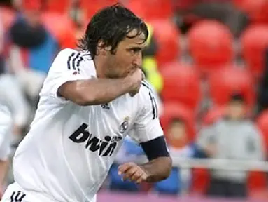 Raul Gonzalez saat masih berbaju Real Madrid, dalam pertandingan La Liga (11/1/2009). Raul senang Barcelona bisa juara Liga Champions. (AFP PHOTO/Jaime Reina)