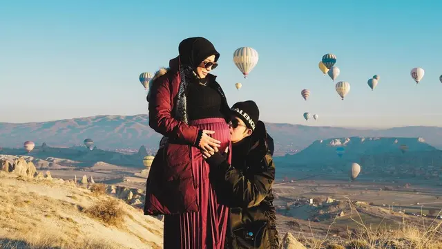 Detail Outfit Aurel Hermansyah Babymoon di Cappadocia bersama Suami dan Keluarga
