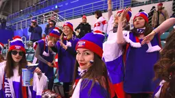 Fans wania Rusia bersorak dalam pertandingan hoki es final perempat final antara Rusia dan Swiss saat Olimpiade Musim Dingin Pyeongchang 2018 di Pusat Hoki Kwandong di Gangneung (17/2). (AFP Photo/Jung Yeon-Je)