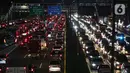 Sejumlah kendaraan terjebak kemacetan di Tol Dalam Kota, Jakarta, Rabu (18/5/2022). Meningkatnya volume kendaraan di Ibu Kota terjadi karena sejumlah pegawai telah kembali kerja dari kantor atau work from office (WFO). (Liputan6.com/Faizal Fanani)