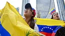 Sementara lebih dari 500.000 orang menuju ke arah selatan dengan tujuan akhir Ekuador, Peru, dan negara-negara lain di sekitarnya.  Tampak dalam foto, warga Venezuela yang tinggal di Panama merayakan penangkapan pemimpin mereka, Nicolas Maduro, dengan mengibarkan bendera di Kota Panama pada 3 Januari 2026. (MARTIN BERNETTI/AFP)