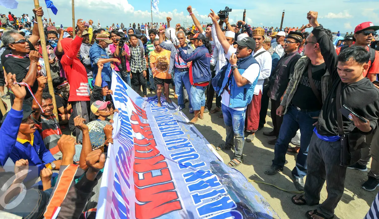 Aksi nelayan Muara Angke saat menduduki salah satu pulau hasil reklamasi Teluk Jakarta, Minggu (17/4/2016). Penyegelan Pulau G sebagai bentuk penolakan kebijakan reklamasi Pemerintah Provinsi DKI Jakarta. (Liputan6.com/Yoppy Renato)