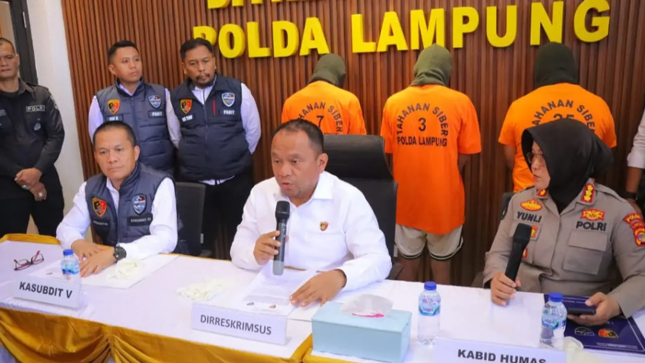 3 pria diamankan Ditreskrimsus Polda Lampung dalam kasus grup gay. Foto : (Istimewa).