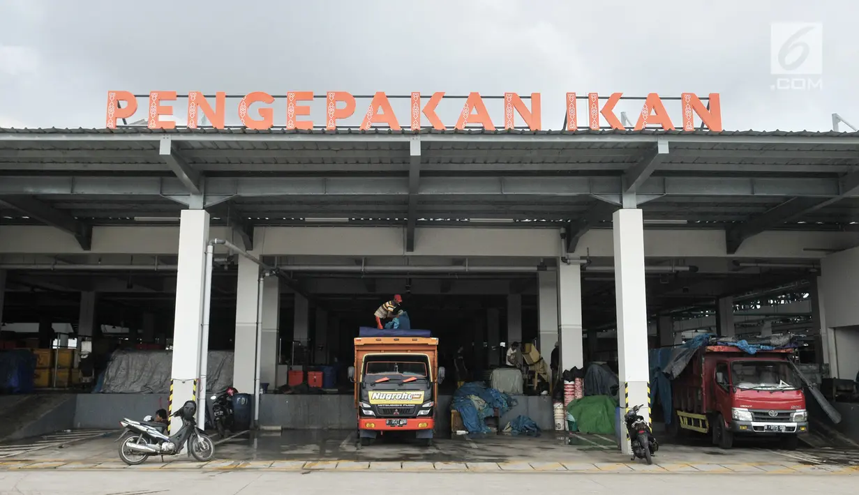 Aktivitas pedagang saat bongkar muat di Pasar Ikan Modern (PIM) Muara Baru, Jakarta, Kamis (21/2). Selain area bongkar muat, PIM Muara Baru juga memiliki Instalasi Pengolahan Air Limbah, cold storage hingga food court. (Merdeka.com/Iqbal Nugroho)