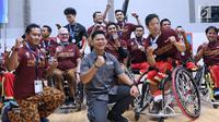 Pebasket difabel Indonesia bersama Ketua Inapgoc, Raja Sapta Oktohari usai meraih medali perak Indonesia Para Games Invitational Tournament 2018 di Hall A GBK, Jakarta, Senin (2/7). Indonesia kalah dari Thailand 35-58. (Liputan6.com/Helmi Fithriansyah)