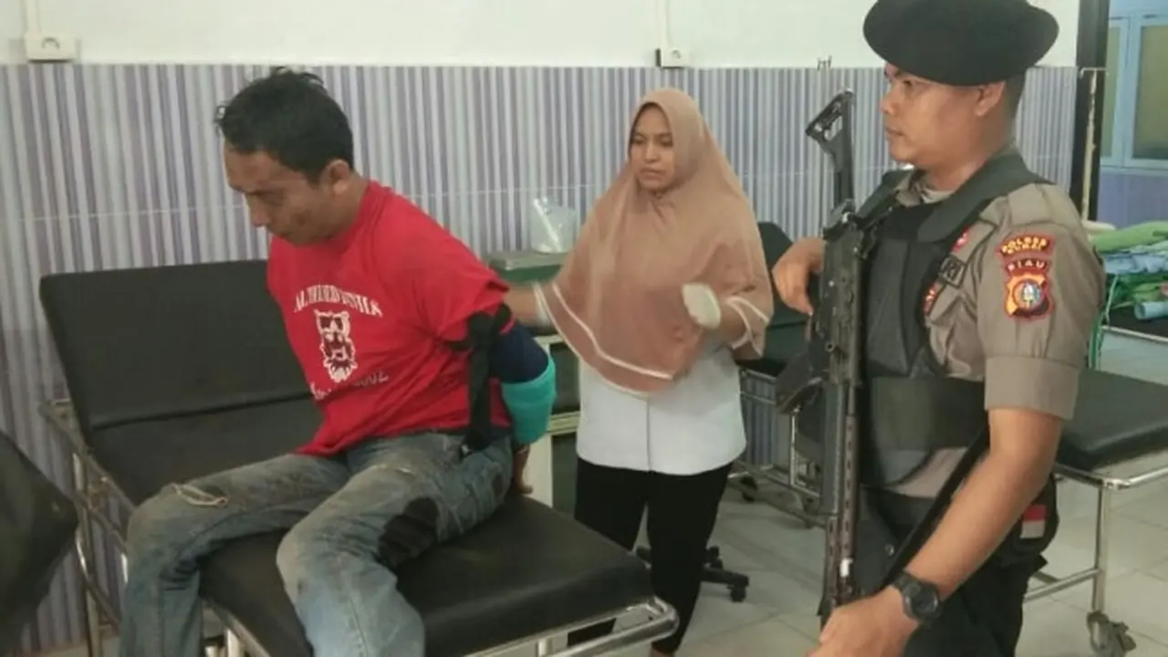 Pria yang mengamuk di bank dirawat di RSUD Kota Dumai usai ditembak polisi.
