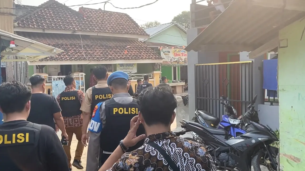 Polisi menggerebek kampung narkoba di Kota Bandar Lampung, 3 pria diamankan
