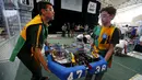 Tim dari SMA Patrick mengangkat robot ke arena dalam kompetisi robot San Diego Regional FIRST Robotics di Del Mar, California (4/3). Kompetisi tahunan San Diego ke-10 ini diikuti oleh puluhan tim dari SMA di AS. (REUTERS / Mike Blake)