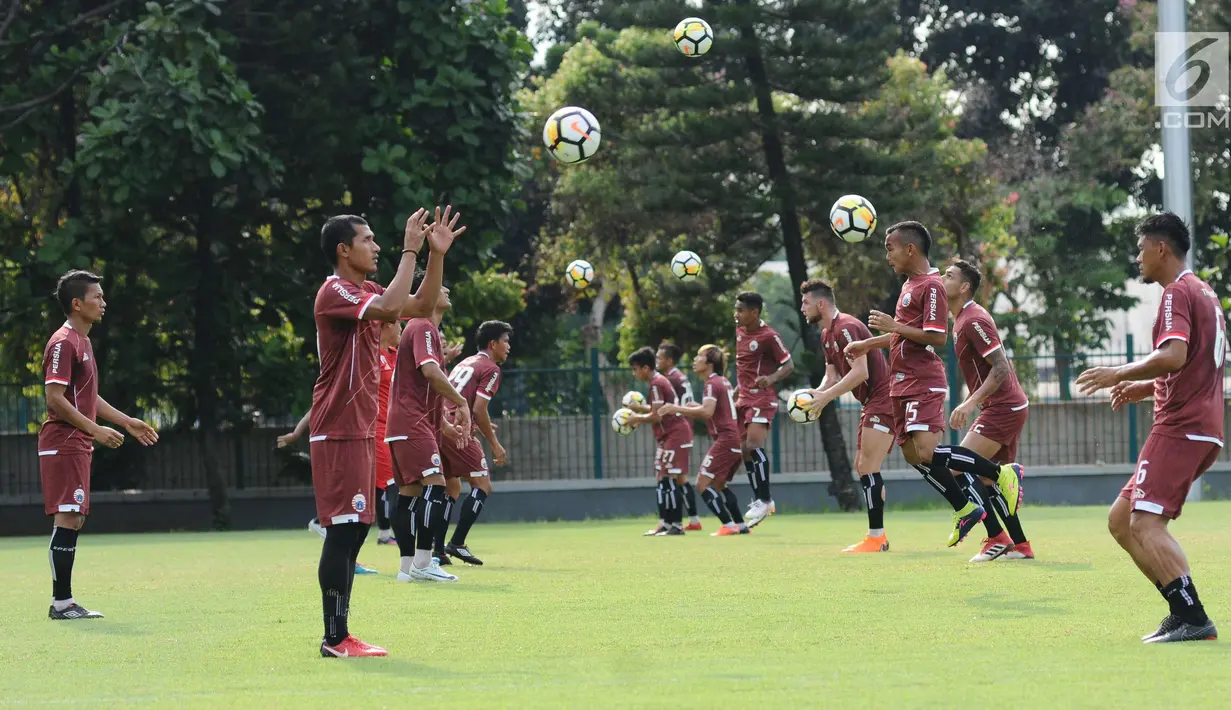 Sejumlah pemain Persija melakukan pemanasan saat latihan resmi di Lapangan A Senayan, Jakarta, Selasa (27/2). Persija akan menjamu Tampines Rovers FC pada laga grup H Piala AFC 2018, Rabu (28/2). (Liputan6.com/Helmi Fithriansyah)