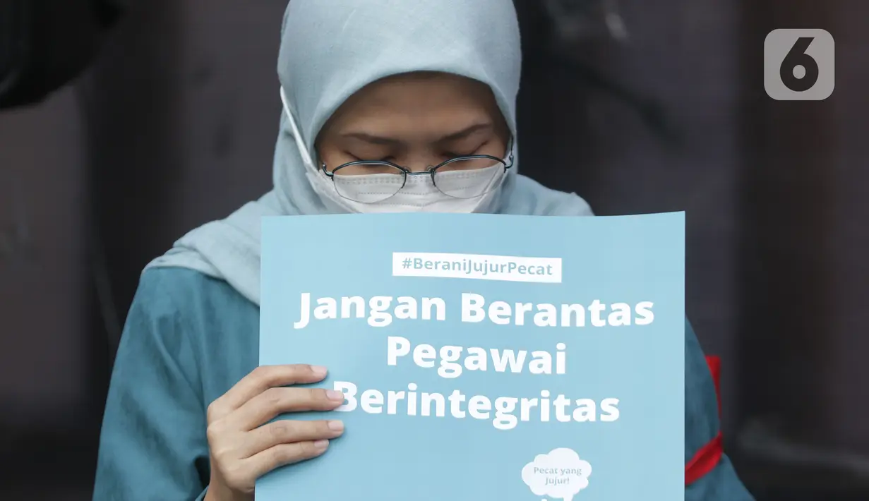 Pegawai KPK nonaktif bersama pegiat anti korupsi melakukan aksi di depan Gedung ACLC KPK, Kuningan, Jakarta, Rabu (15/9/2021). Pegawai KPK nonaktif dan pegiat anti korupsi mendirikan kantor darurat pemberantasan korupsi sebagai bentuk kekecewaan terhadap kinerja KPK (Liputan6.com/Helmi Fithriansyah)