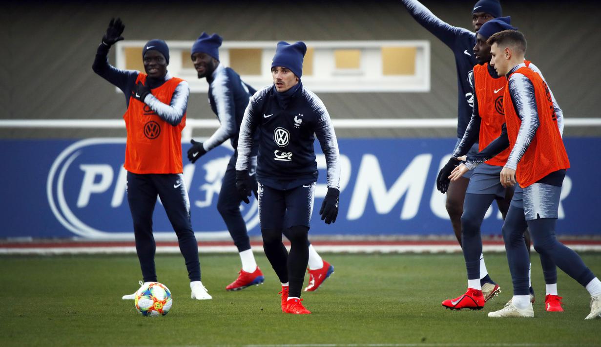 Gelandang Prancis, Antoine Griezmann, melakukan sesi latihan jelang laga kualifikasi Piala Eropa 2020 di Clairefontaine, Paris, Rabu (20/3). Prancis akan berhadapan dengan Moldova. (AP/Christophe Ena)