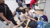 Polisi menangkap pelaku RAS di rumah kos di Semarang. (Liputan6.com/Arief Pramono)