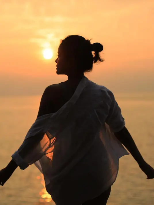 Nah, kalau yang satu ini Titi hanya memakai kemeja berwarna putih. Meski membelaakangi kamera, namun cukup terlihat baju yang dikenakannya yang sangat menerawang dan membuatnya terlihat seksi. (Instagram/titirajobintang)