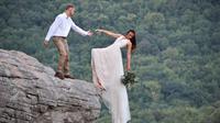 Pasangan pengantin asal Arkansas, Amerika Serikat, melangsungkan pernikahan dengan pemotretan yang di tepi tebing (Dok.Facebook/Mason Gardner)