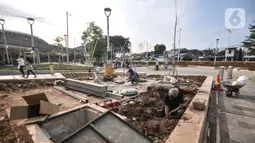 Pekerja menyelesaikan proyek revitalisasi Stasiun Manggarai, Jakarta, Kamis (30/9/2021). Revitalisasi Stasiun Manggarai bagian dari empat stasiun terpadu di Ibu Kota yang terintegrasi dengan moda transportasi lainnya. (merdeka.com/Iqbal S. Nugroho)