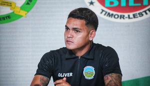 Pemain PSIS Semarang dan Timnas Timor Leste Gali Freitas saat sesi konferensi pers jelang pertandingan menghadapi Timnas Mongolia di Bali United Cafe, Rabu (4/9/2024). (Bola.com/Alit Binawan)