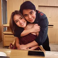 Pasangan kekasih Amanda Manopo dan Billy Syahputra kian ramai menjadi perbincangan publik. Keduanya pun tak lagi malu memamerkan kemesraannya di depan umum dan juga berbagi seputar hubungan asmara mereka. (Instagram/bilsky16)