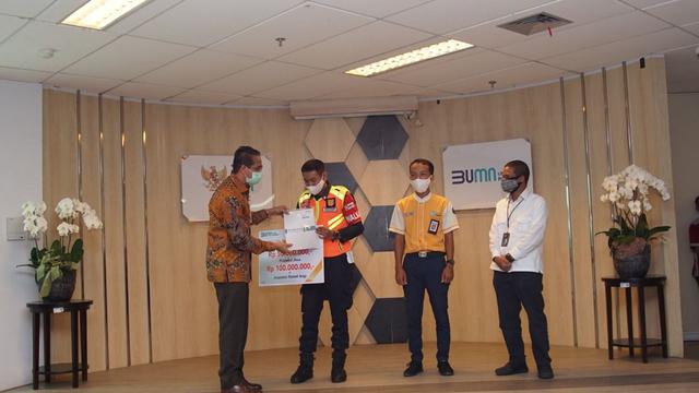 BNI Life memberikan penghargaan berupa Asuransi Seumur Hidup kepada Mujenih (petugas kebersihan) dan Egi Sandi Saputra (petugas Keamanan) KRL. (Dok BNI Life)