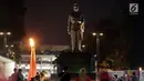 Patung Presiden RI Pertama, Sukarno berlatar kaldron api abadi saat pembukaan Asian Games ke-18 di Stadion GBK, Jakarta, Sabtu (18/8). Pembukaan dihadiri Presiden RI, Joko Widodo dan berlangsung hingga 2 September. (Liputan6.com/Helmi Fithriansyah)