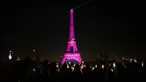 Foto yang diambil dari alun-alun Trocadero ini menunjukkan Menara Eiffel yang diterangi dengan warna merah muda di Paris pada tanggal 1 Oktober 2023. (Dimitar DILKOFF/AFP)