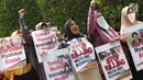 Sejumlah massa Sahabat Muslim Rohingya menyampaikan orasi dalam unjuk rasa di depan Kedubes Myanmar, Jakarta Pusat, Senin (4/9). Mereka meminta penderitaan Muslim Rohingya segera diakhiri sambil membawa beberapa poster. (Liputan6.com/Immanuel Antonius)