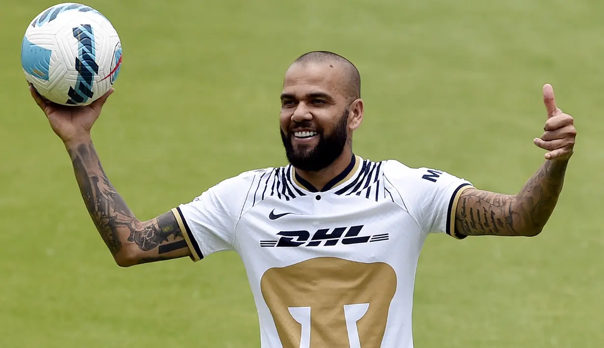 Dani Alves telah mengumumkan berpisah dengan Barcelona untuk yang kedua kalinya. Bek tangguh asal Brasil itu pergi ke Pumas UNAM di Liga Meksiko usai kontraknya tak diperpanjang Barcelona. AFP/Alfredo Estrella)